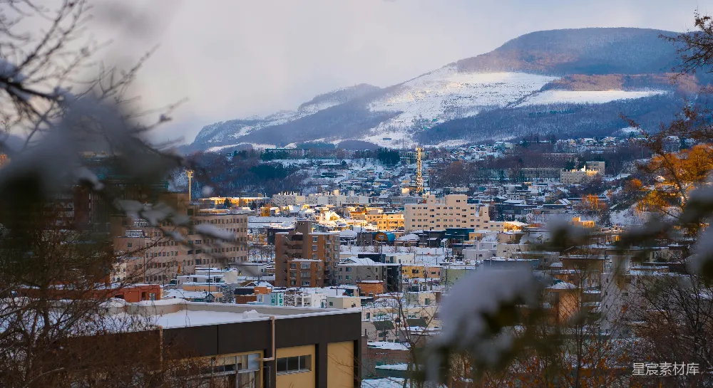 高清摄影 冬日 城市 山景 雪景 宁静 冬日山城的静谧之美