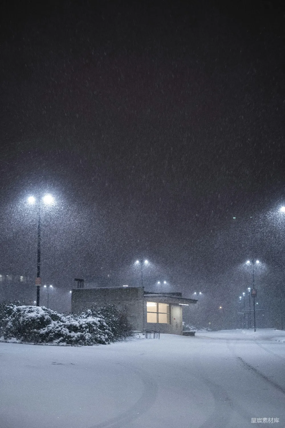 高清摄影 雪景 夜晚 建筑 冷色调 静谧 夜雪中的小屋