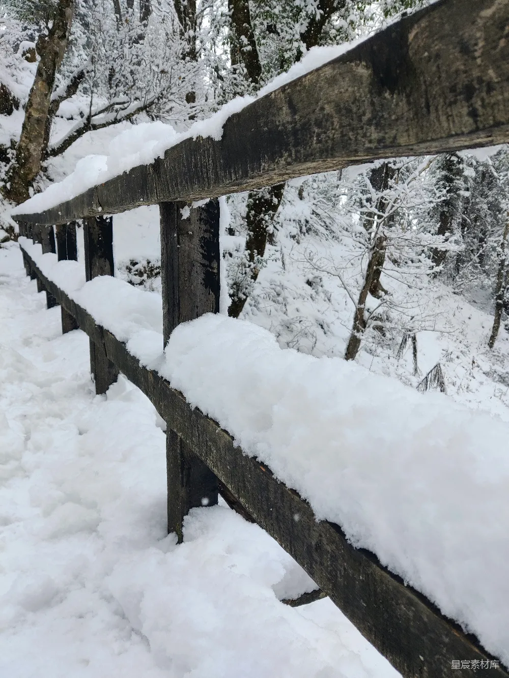 高清摄影 雪景 自然风光 冬季 户外 静谧 雪覆木栏