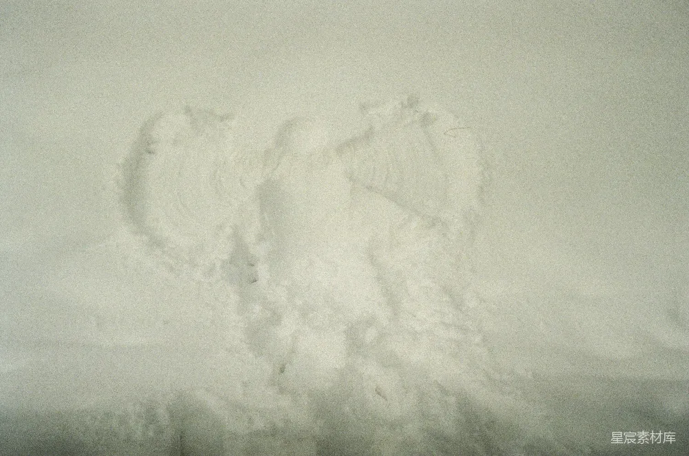 高清摄影 雪地 脚印 自然 户外 冬季 雪地里的脚印
