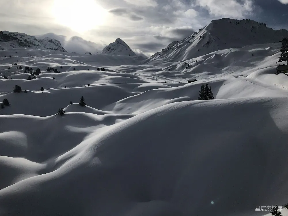 高清摄影 雪山 冬日 自然风光 户外运动 宁静 冬日雪景下的山峦