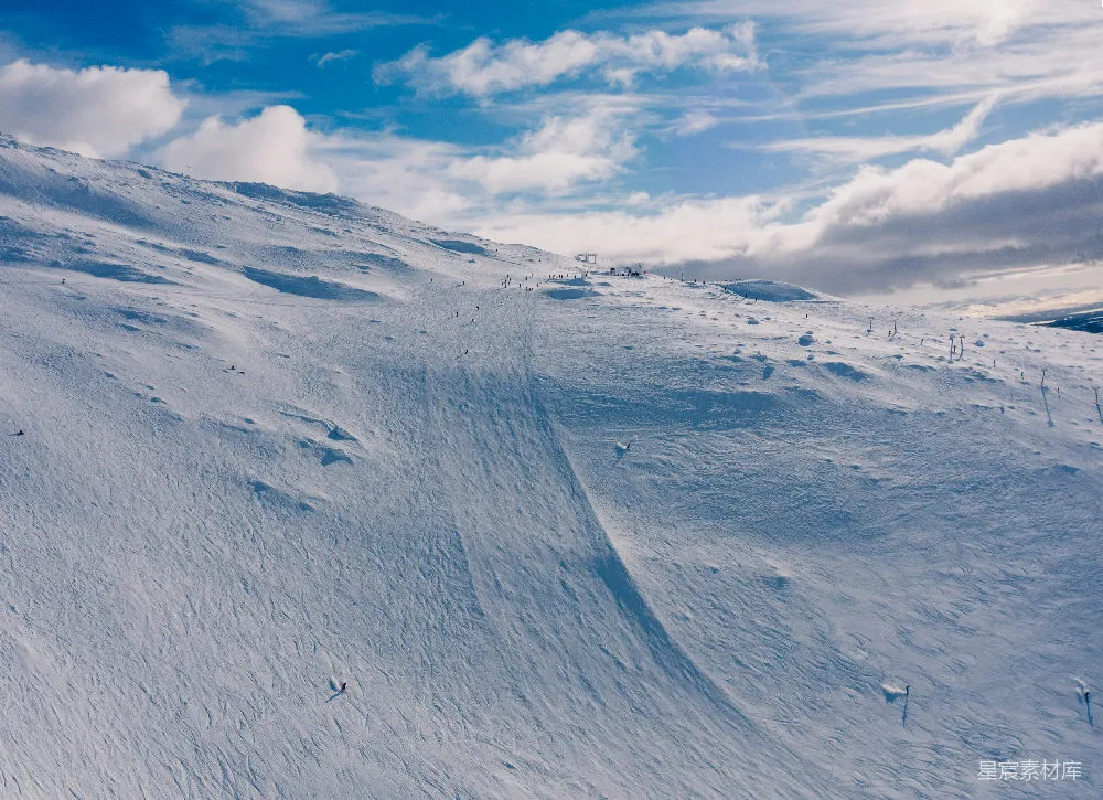 高清摄影 滑雪 雪山 冬季 户外活动 风景 雪域中的滑雪道