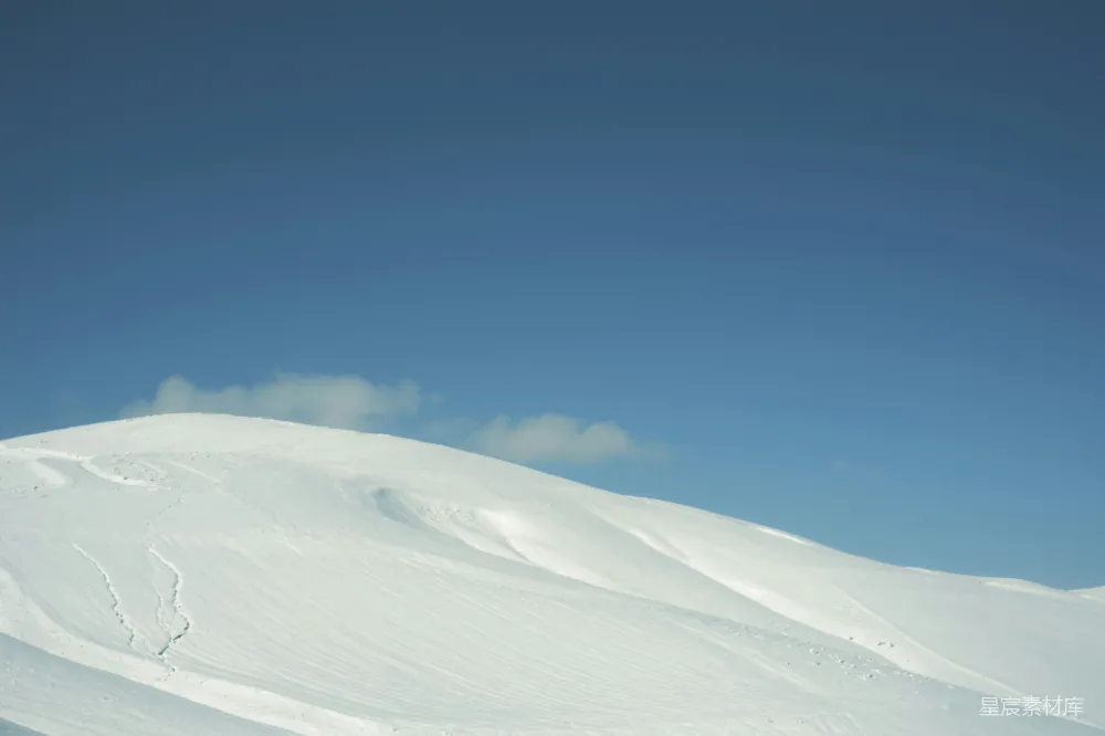 高清摄影 雪景 自然风光 户外旅行 冬季 宁静 雪原上的宁静山丘