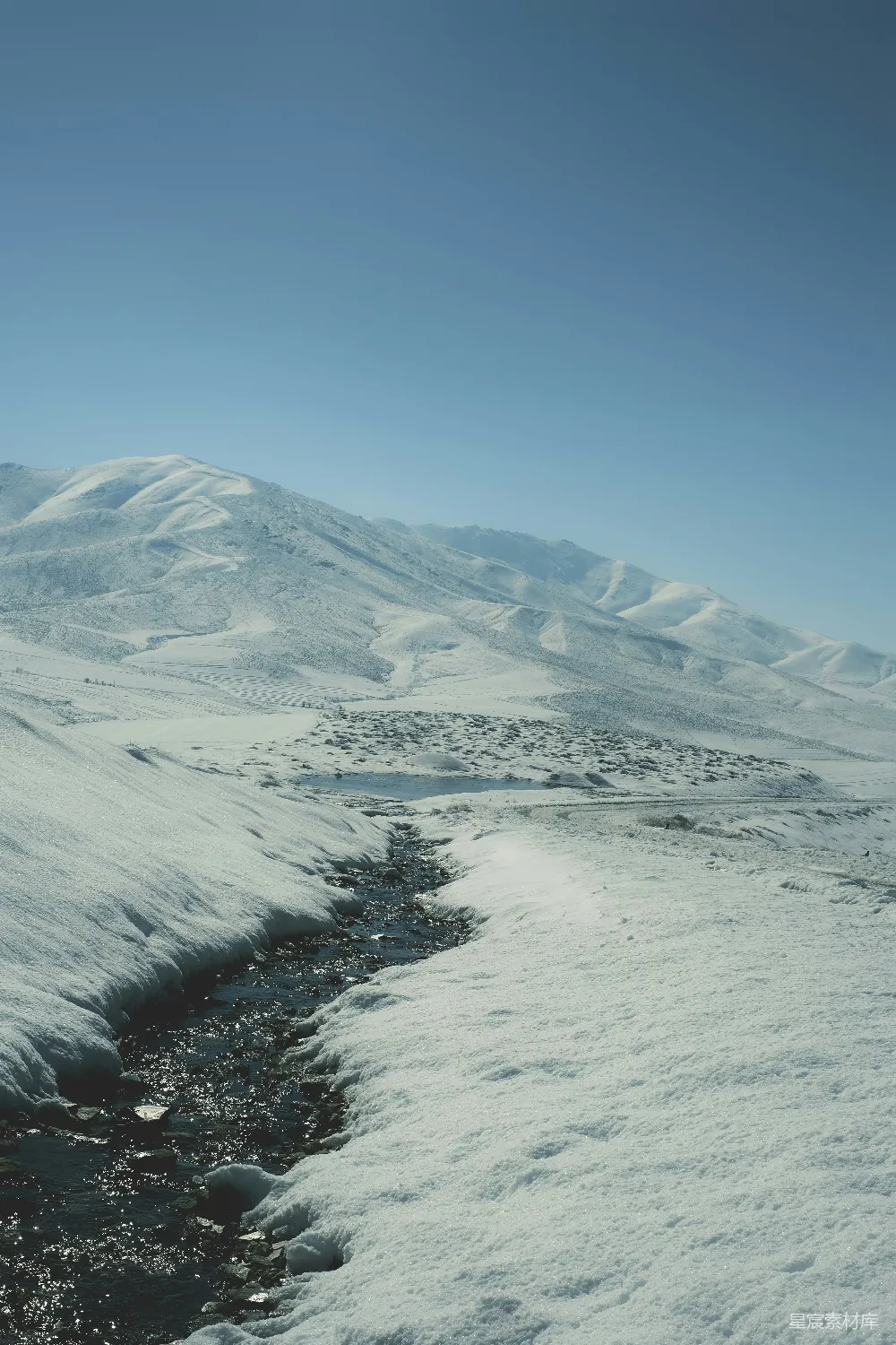 高清摄影 冬季 自然景观 雪山 河流 宁静 雪域小溪
