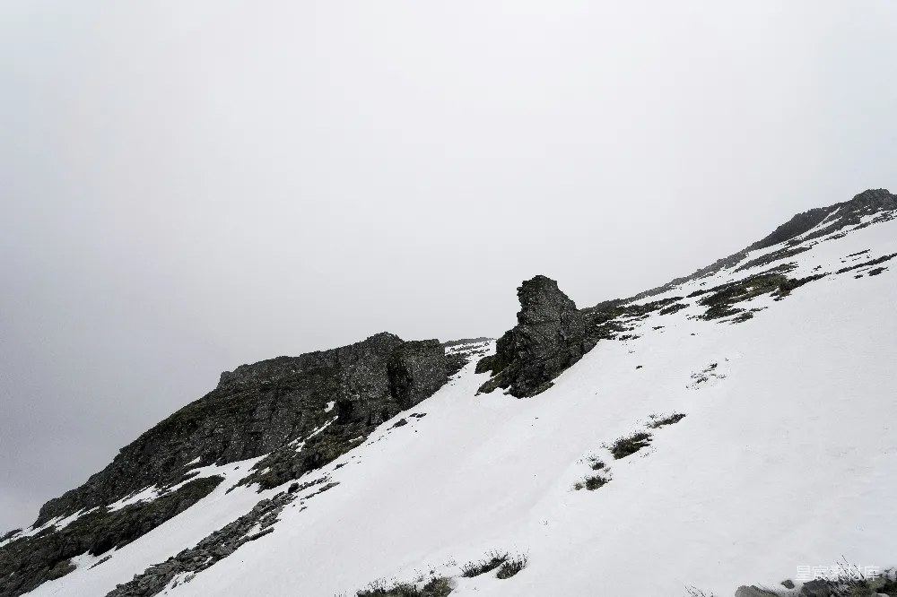 高清摄影 山景 雪景 岩石 自然 户外 雪中的岩石山景