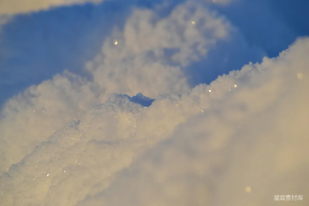 高清摄影 雪景 阳光 自然 冬季 宁静 冬日阳光下的雪堆
