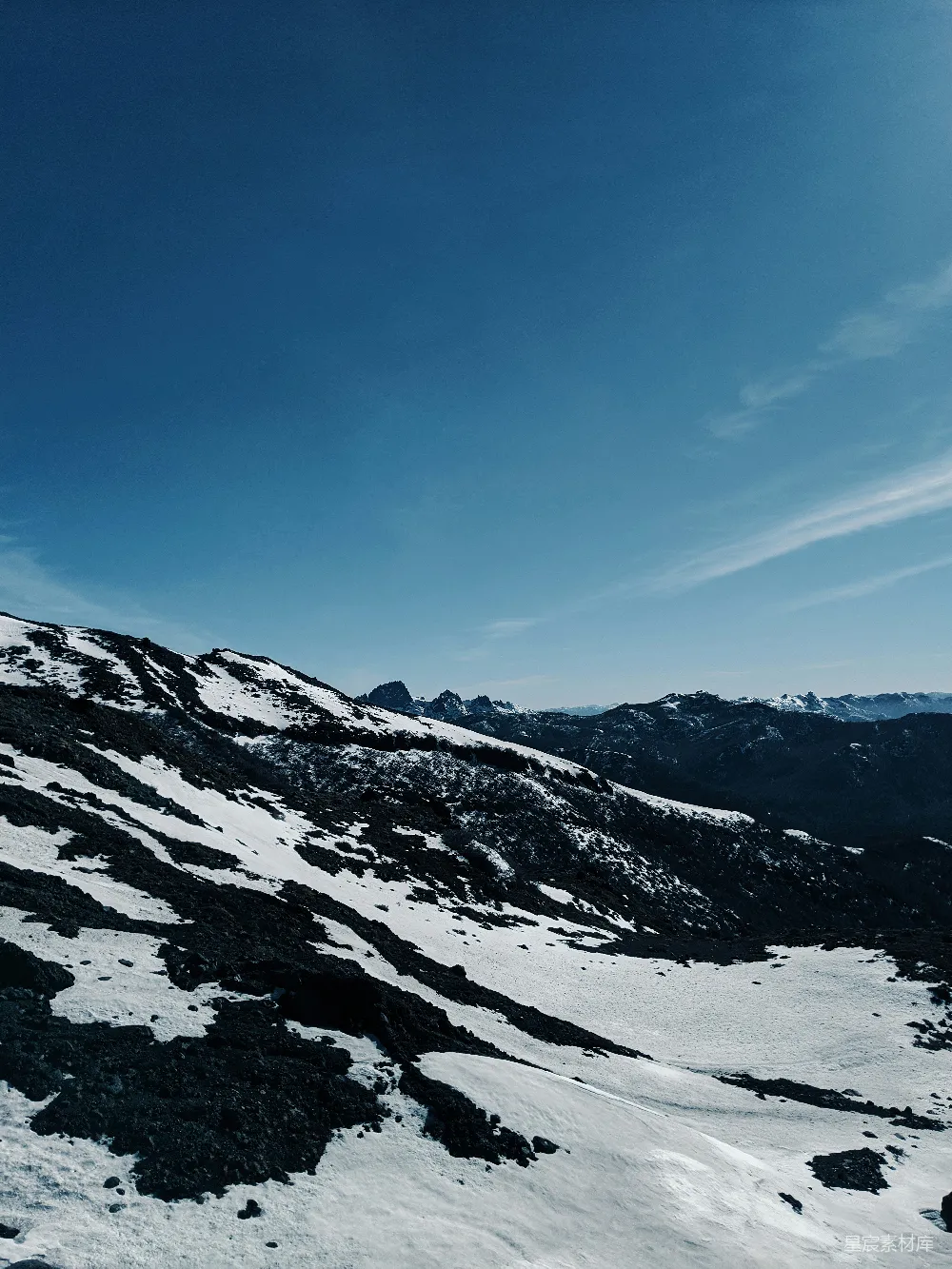 高清摄影 雪山 宁静 自然风光 户外 冬季 雪山下的宁静