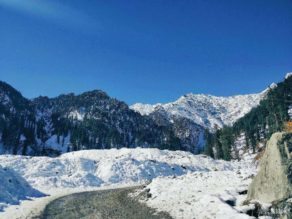 高清摄影 雪山 自然风光 冬季 户外 风景 雪覆盖的山峦与道路