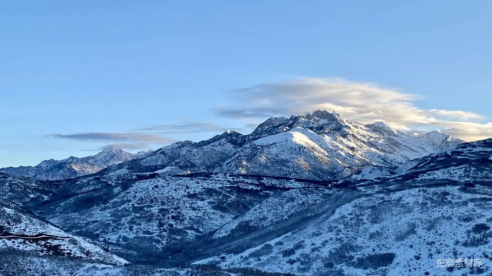 高清摄影 山脉 冬季 自然风光 宁静 户外 雪山下的宁静山谷