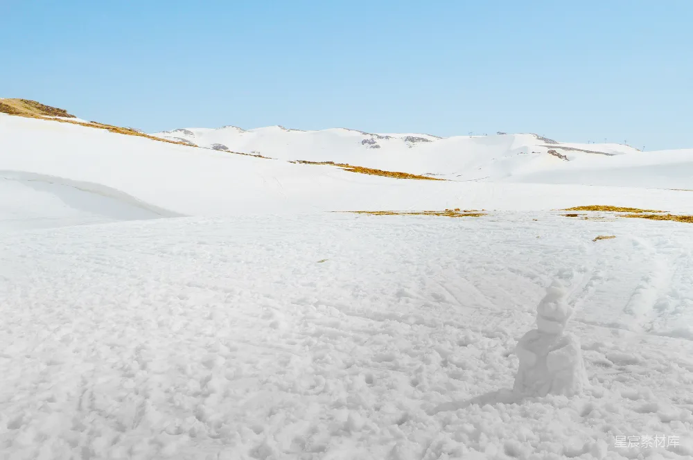 高清摄影 雪地 雪人 自然风光 冬季 户外活动 雪地里的小雪人