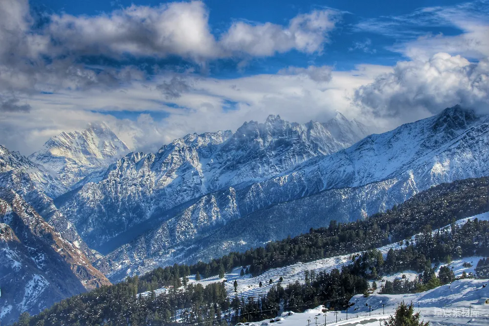 高清摄影 雪山 山谷 冬季 自然美景 宁静 雪山下的宁静山谷