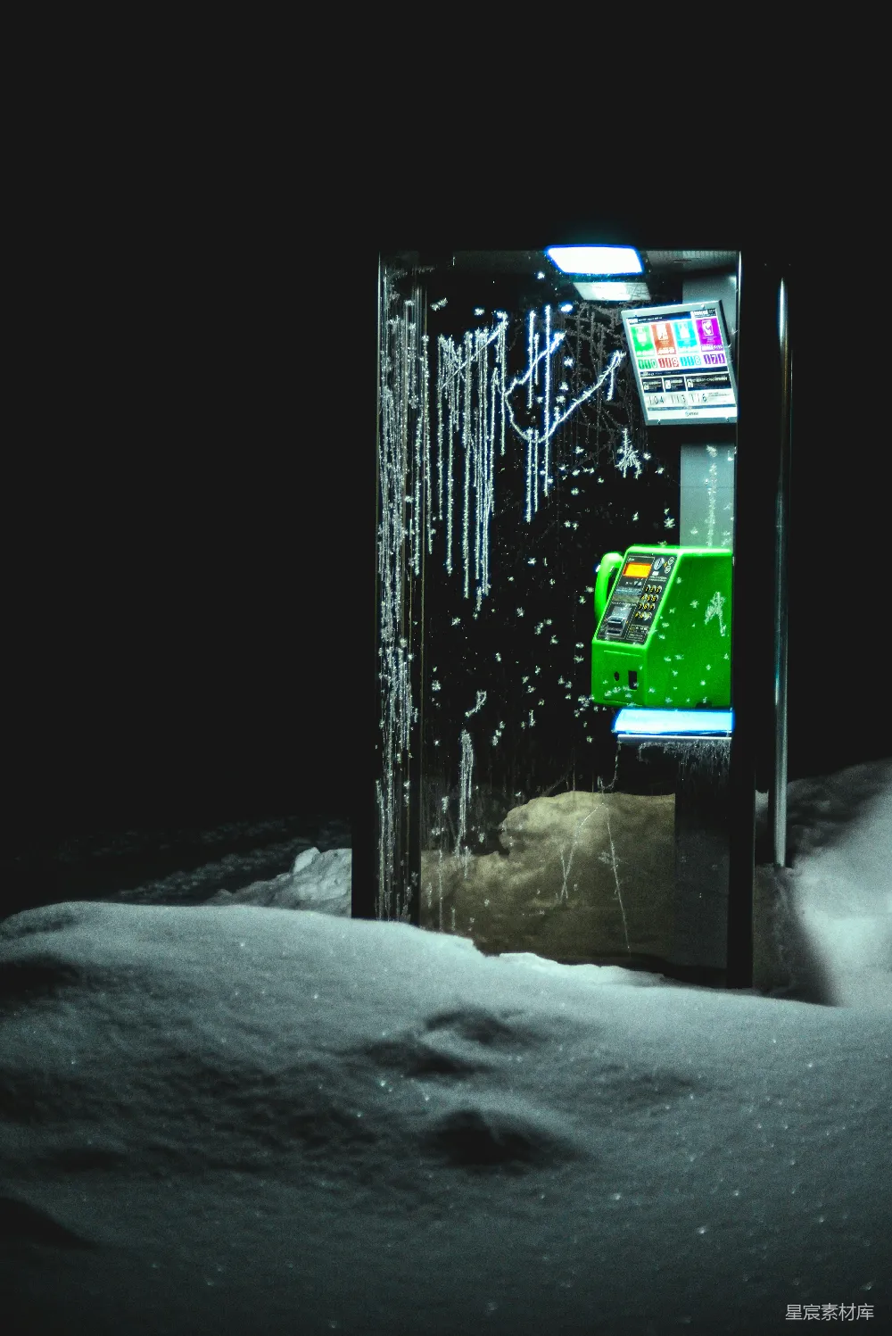 高清摄影 夜晚 雪 电话亭 城市 寒冷 雪夜里的电话亭
