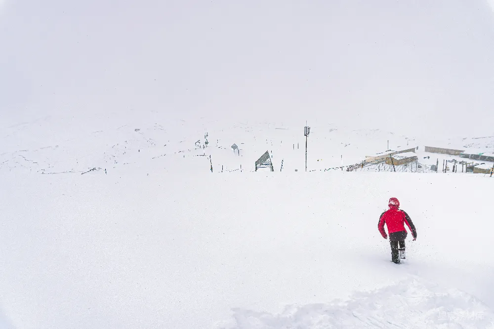 高清摄影 雪景 冬日 户外 旅行 探险 雪地中的红色身影