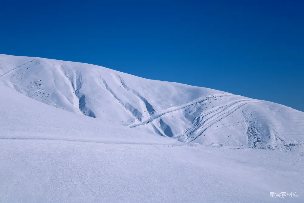 高清摄影 雪地 痕迹 自然 户外 冬季 雪坡上的痕迹