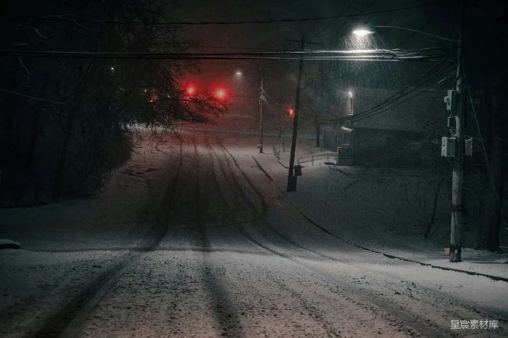 高清摄影 冬季 雪景 夜晚 孤独 城市 冬夜雪景中的孤独街道