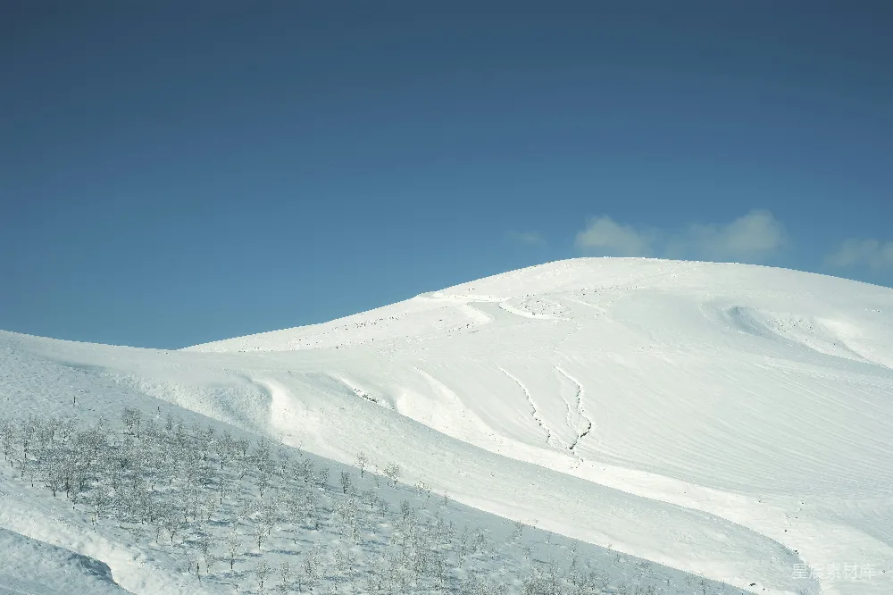 高清摄影 雪景 自然风光 冬季 户外 宁静 雪地上的山丘