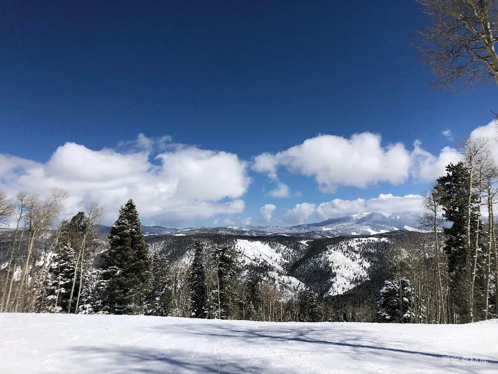 高清摄影 雪景 山脉 自然风光 冬季 户外 雪山下的宁静冬季风景