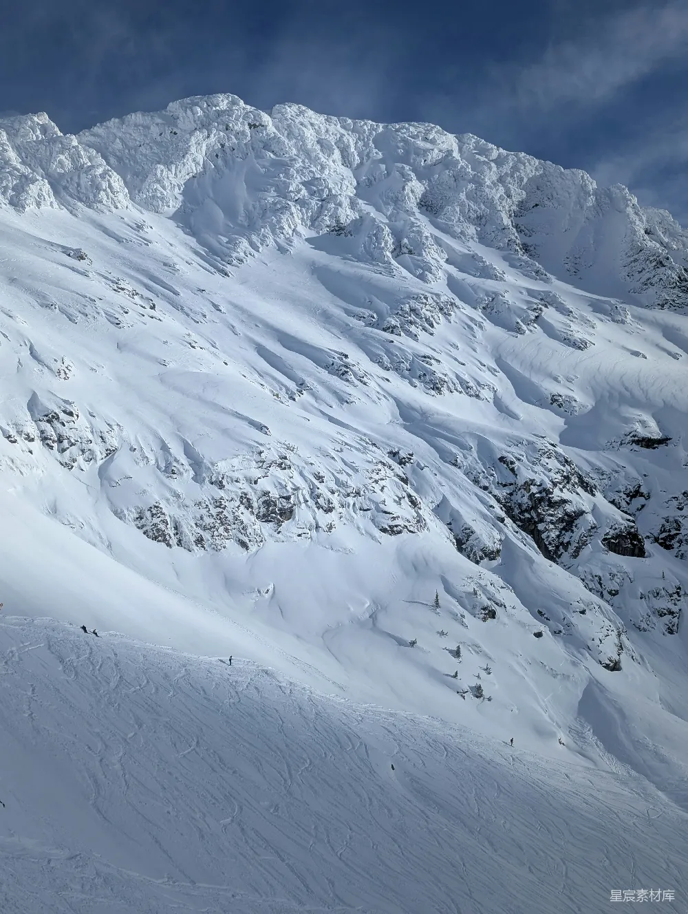 高清摄影 雪山 滑雪 冬季 自然风光 户外活动 雪山下的滑雪者