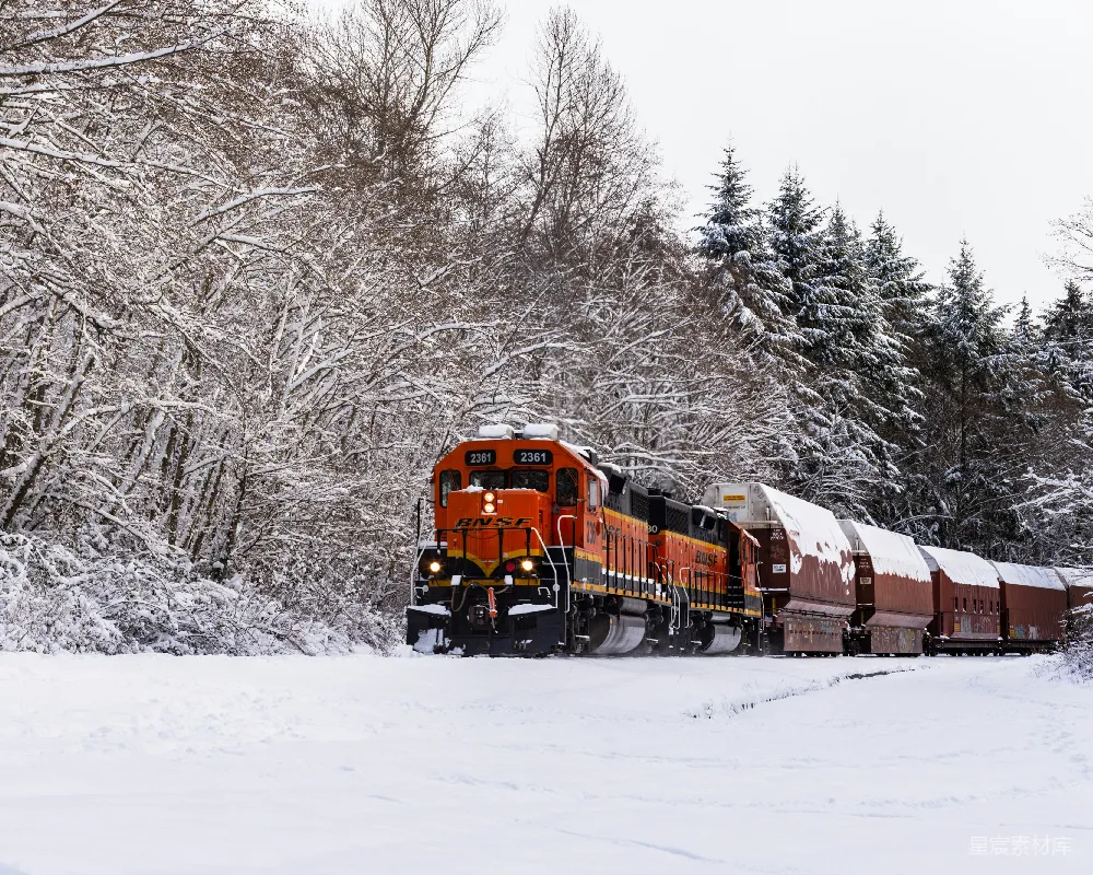 高清摄影 火车 冬季 雪景 货运列车 工业 雪景中的BNSF货运列车