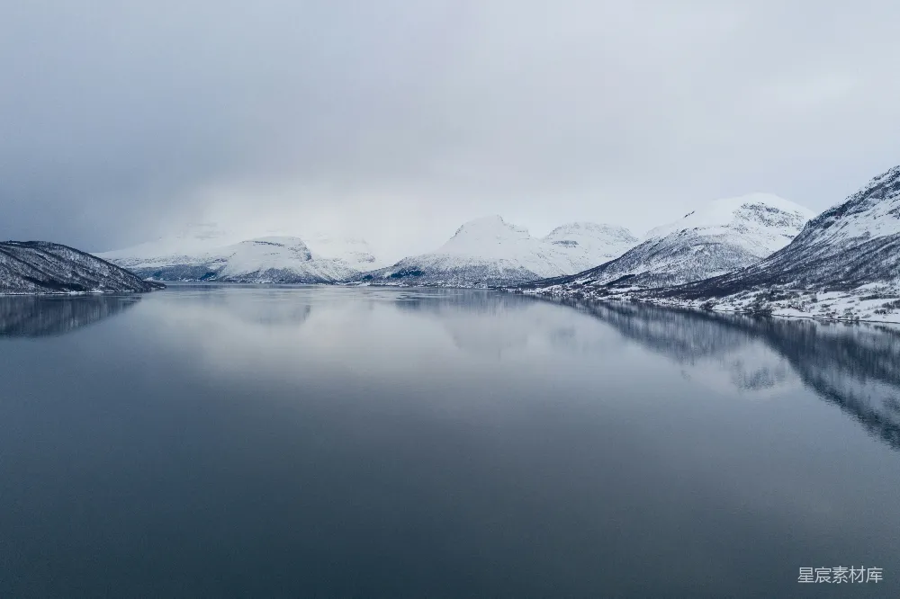 高清摄影 冬季 湖泊 雪山 宁静 自然 静谧的冬季湖泊与雪山