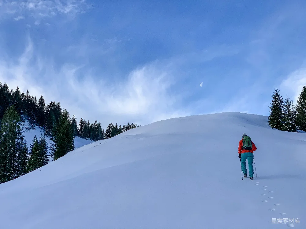 高清摄影 雪地 徒步 孤独 自然 户外 雪地徒步者的孤独背影