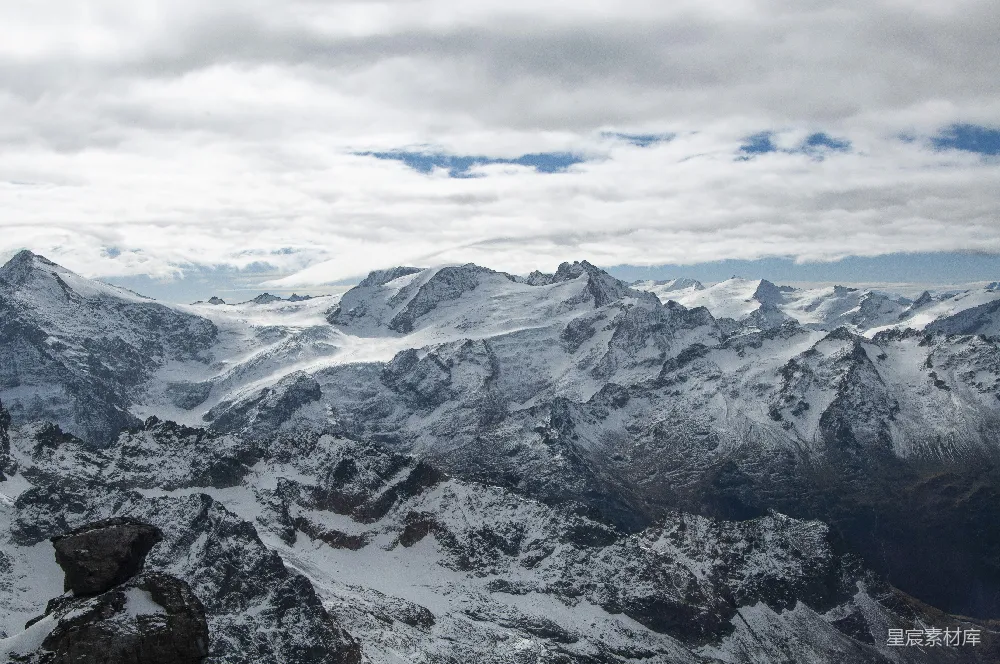 高清摄影 雪山 自然风光 户外旅行 风景摄影 冬季 雪覆盖的山峰与云层