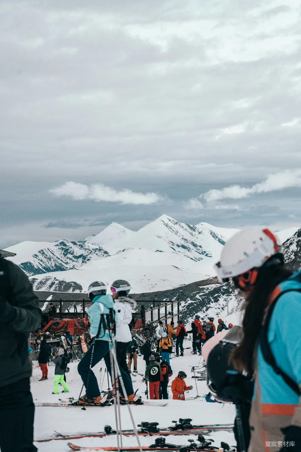 高清摄影 滑雪场 冬季运动 户外活动 山景 人群 滑雪场上的繁忙时刻