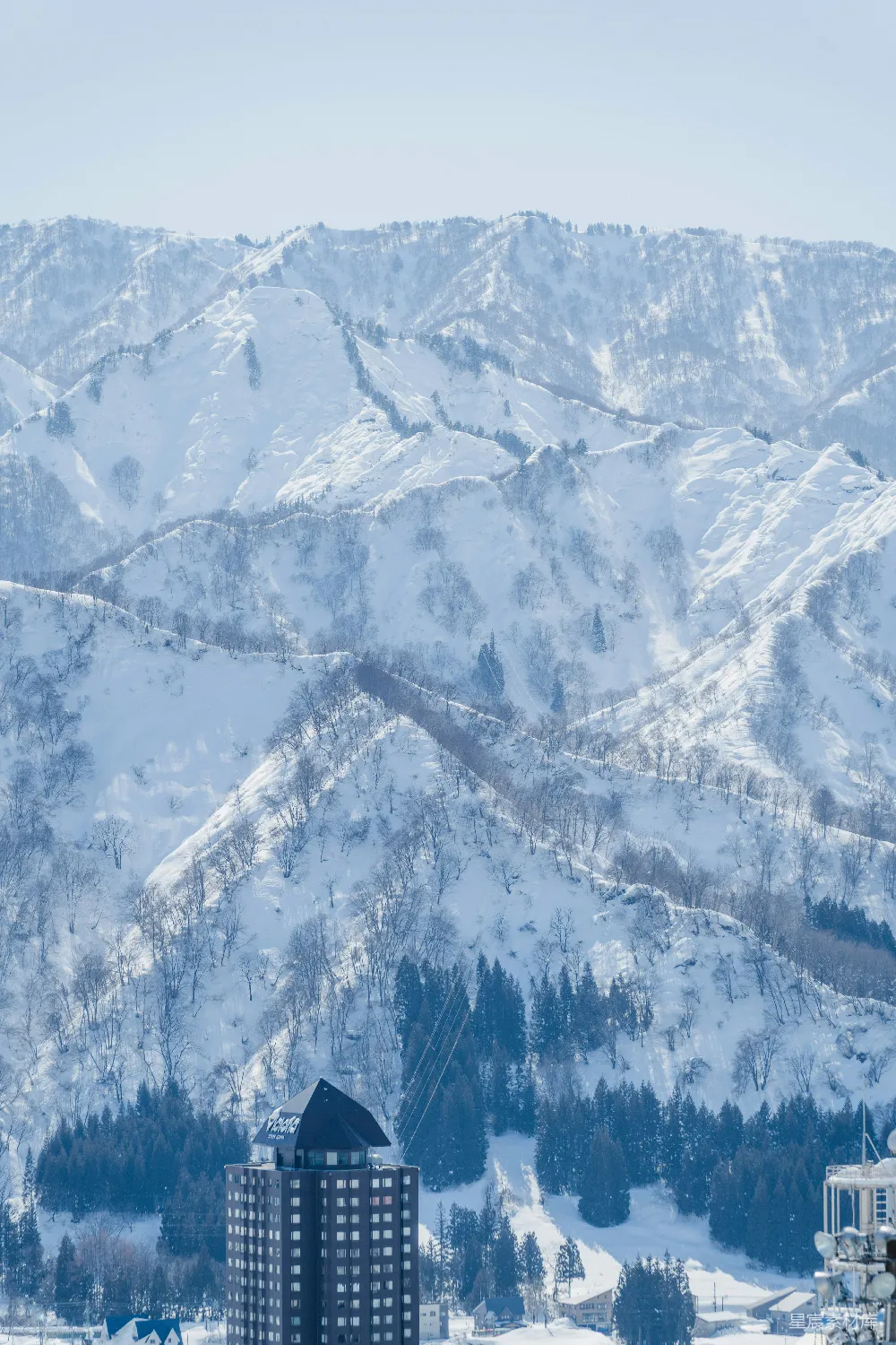 高清摄影 雪景 山脉 滑雪 冬季 自然 雪覆盖的山峦与滑雪胜地