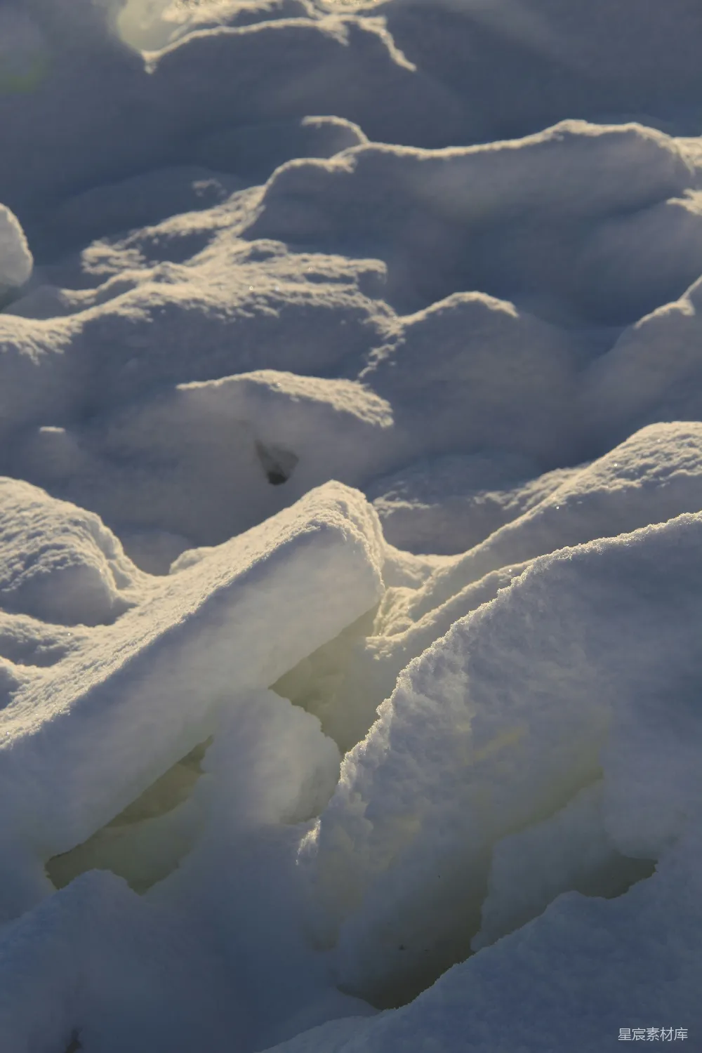 高清摄影 雪景 冰块 自然风光 寒冷 冬季 雪地中的冰块