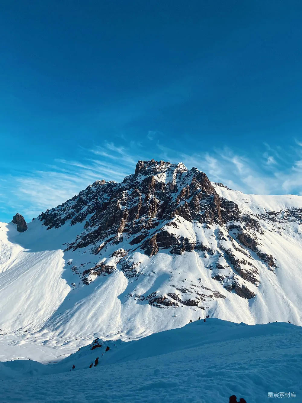 高清摄影 雪山 冬季 自然风光 户外活动 宁静 雪山下的宁静时刻