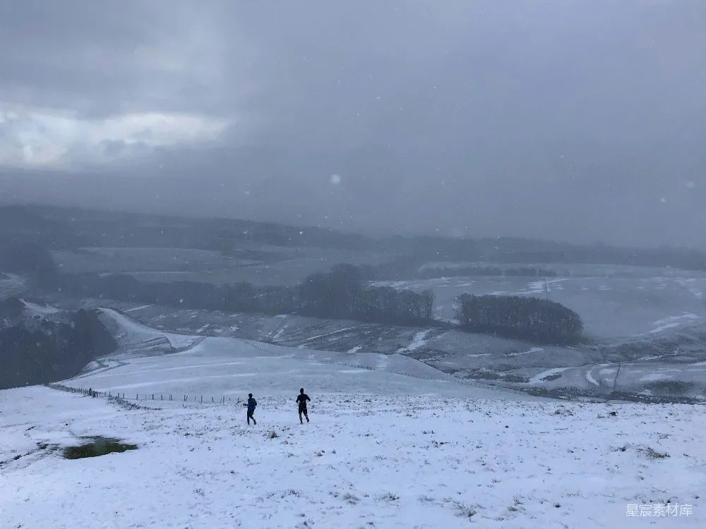 高清摄影 雪景 冬季 户外运动 自然风光 清晨 雪地奔跑的背影