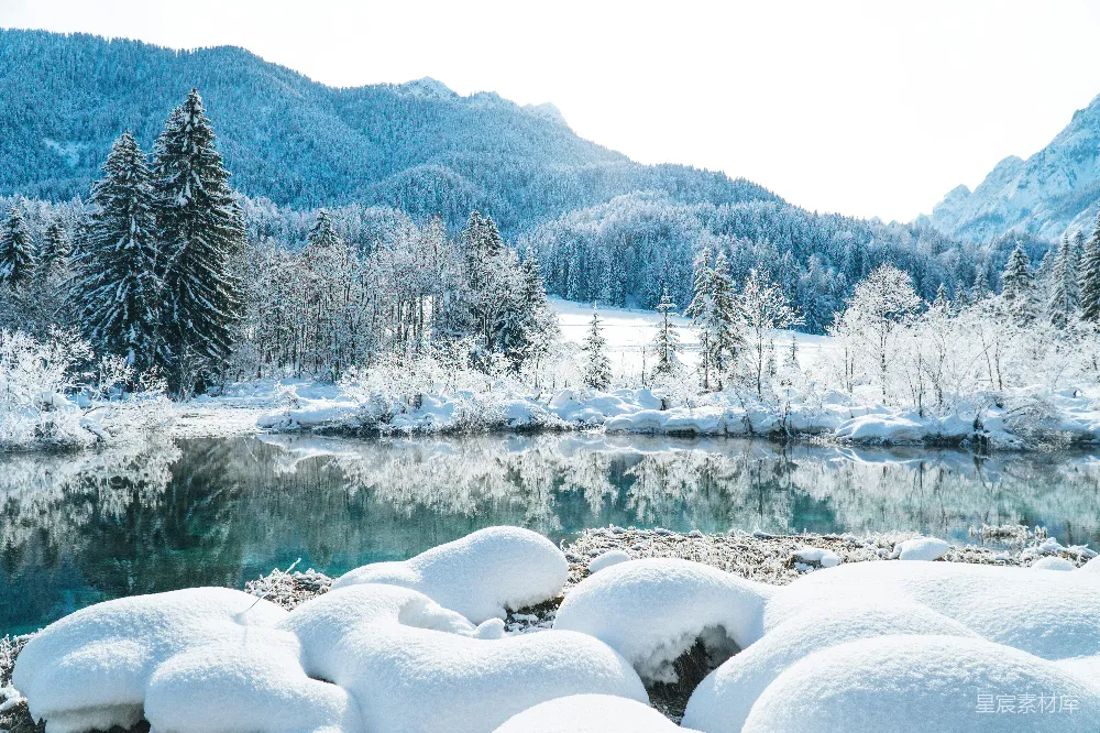 高清摄影 雪景 湖泊 宁静 冬季 自然 冬日雪景下的宁静湖泊