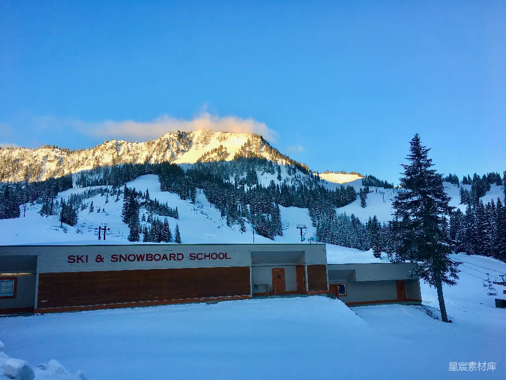 高清摄影 雪景 滑雪 山景 冬季 户外活动 雪地中的滑雪学校