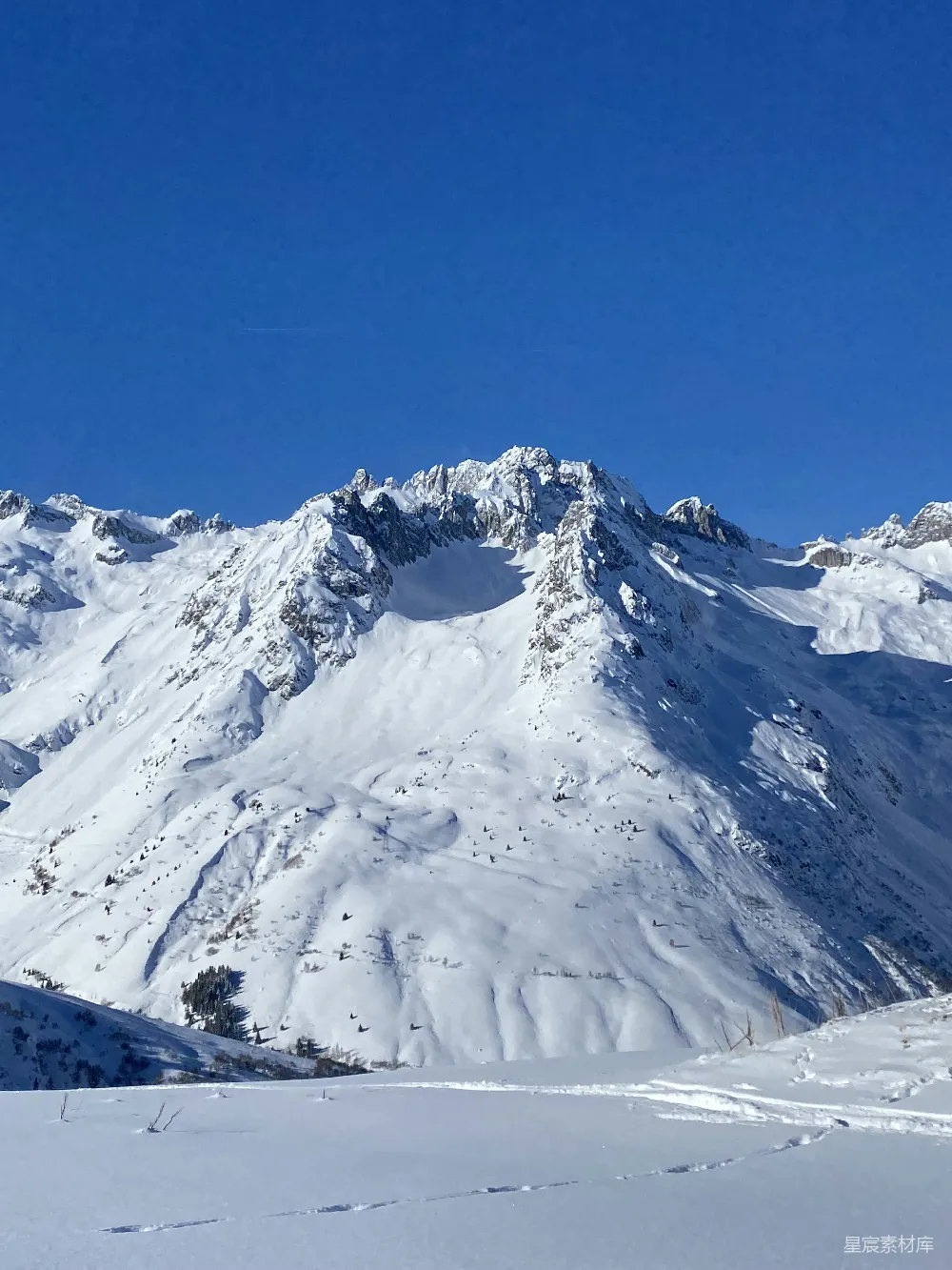 高清摄影 雪山 冬季 自然风光 宁静 户外 雪山峻岭下的宁静冬日