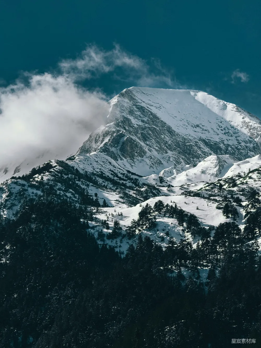 高清摄影 雪山 自然风光 冬季 户外探险 高山 雪峰云雾缭绕