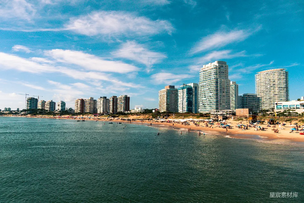 高清摄影 高楼大厦近海，在蓝天白云的背景下白天景色