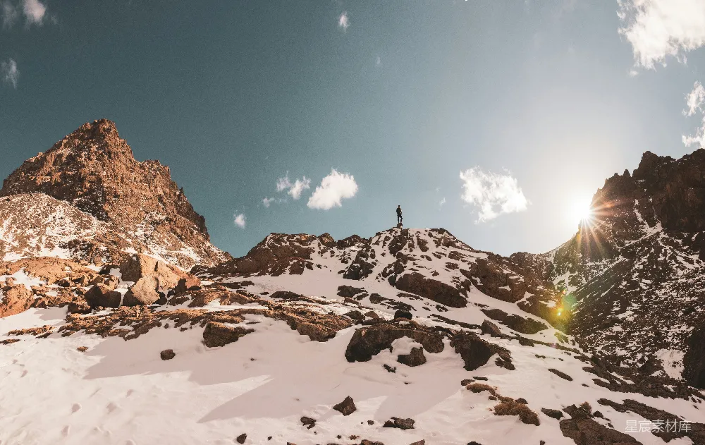 高清摄影 雪山 孤独 徒步 自然风光 旅行 山顶上的孤独徒步者