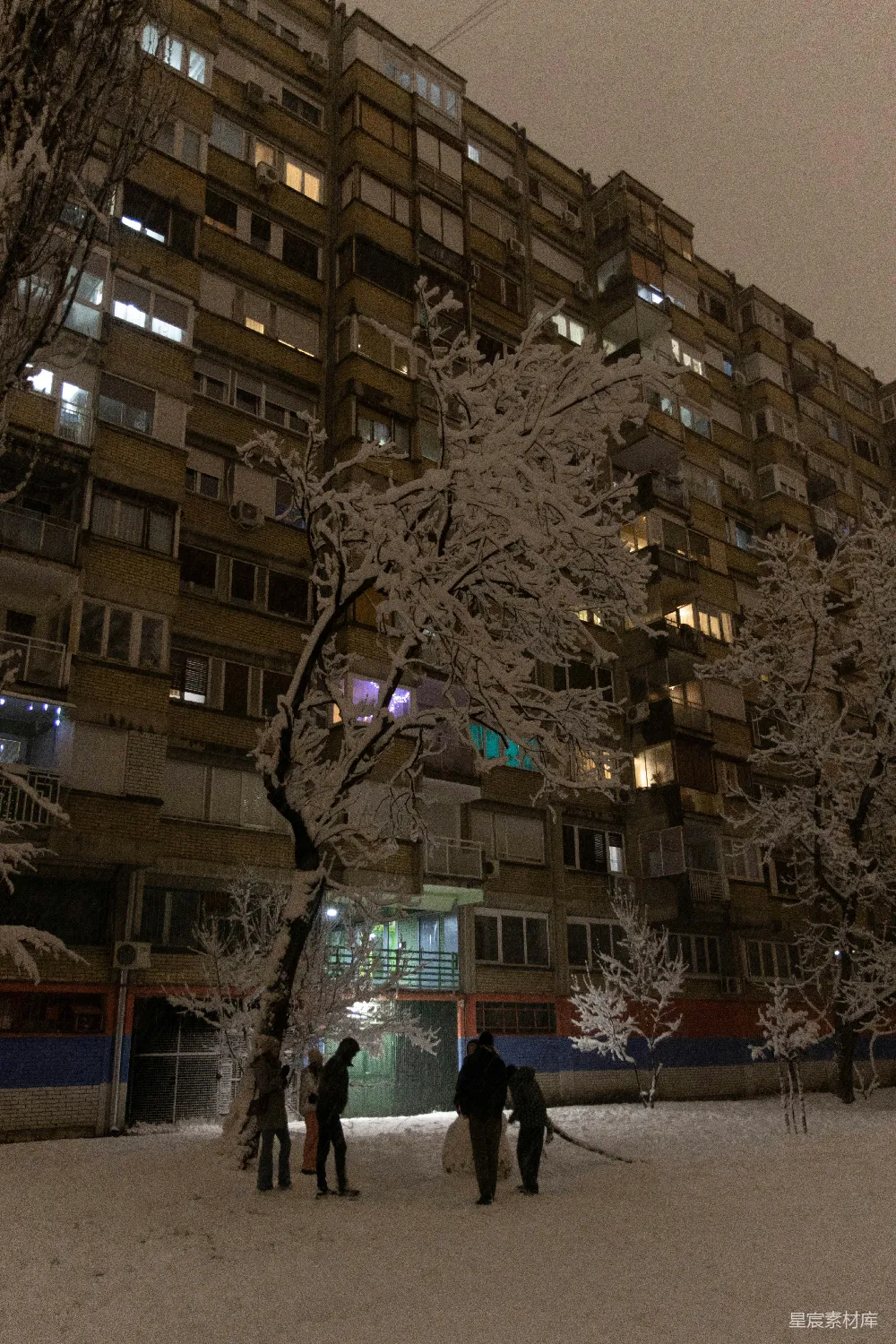 高清摄影 雪景 社区 夜晚 冬日 居民 雪夜里的社区生活