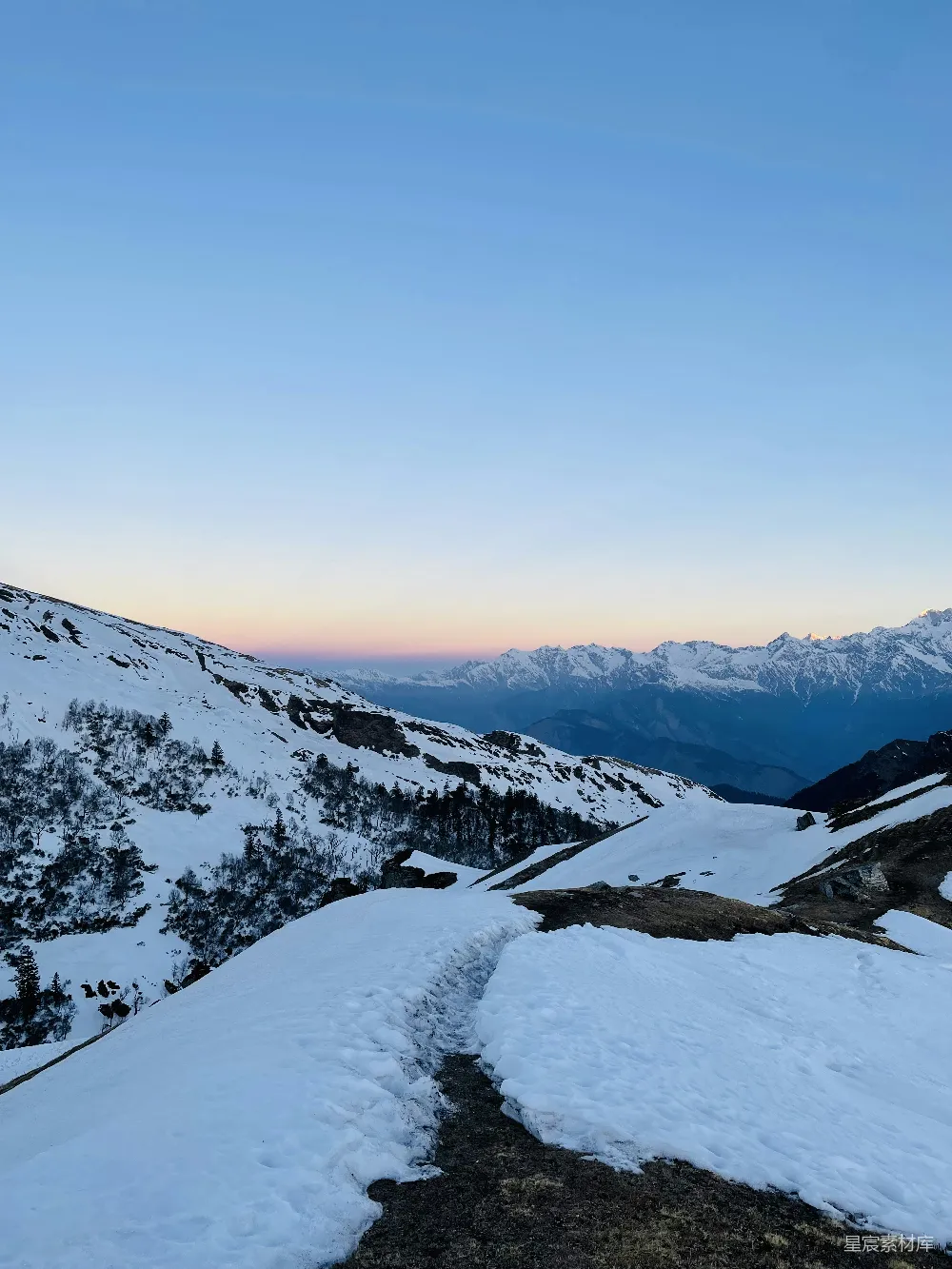 高清摄影 雪山 日落 自然美景 户外 宁静 雪山日落
