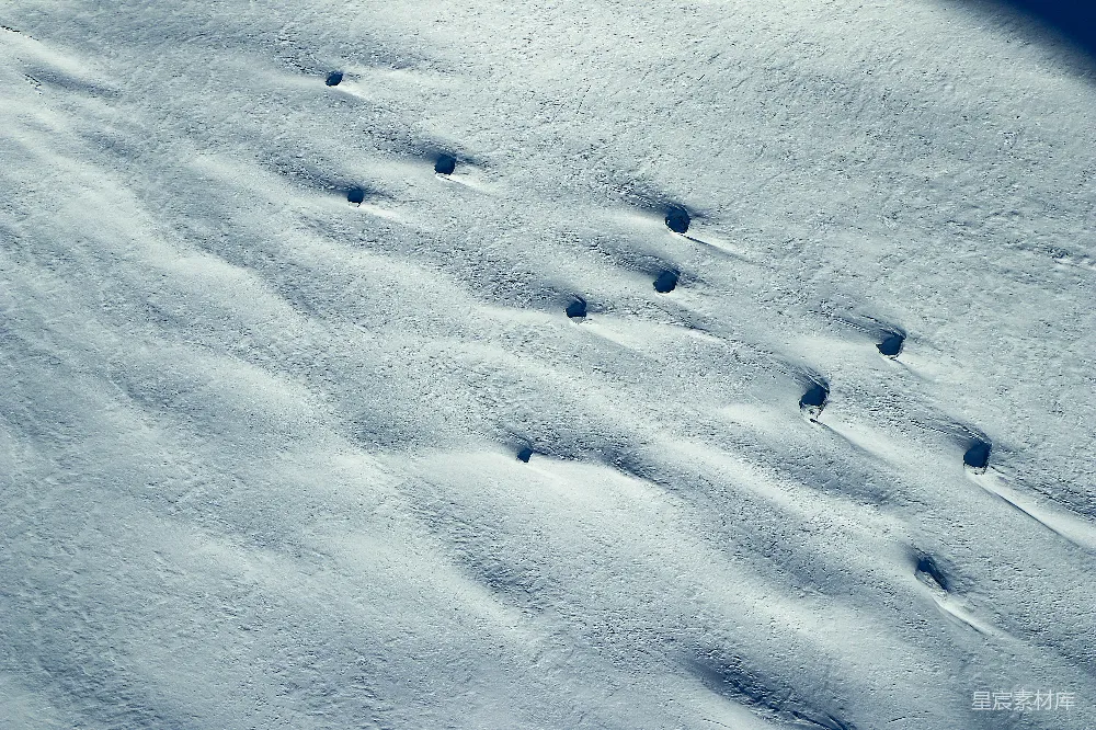 高清摄影 雪地 足迹 自然 户外 寒冷 雪地上的足迹