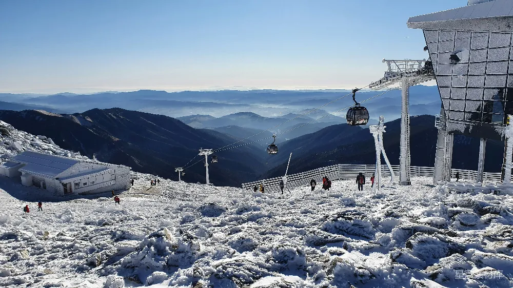 高清摄影 雪山 缆车 户外 风景 旅行 雪后的缆车站与远处的山脉