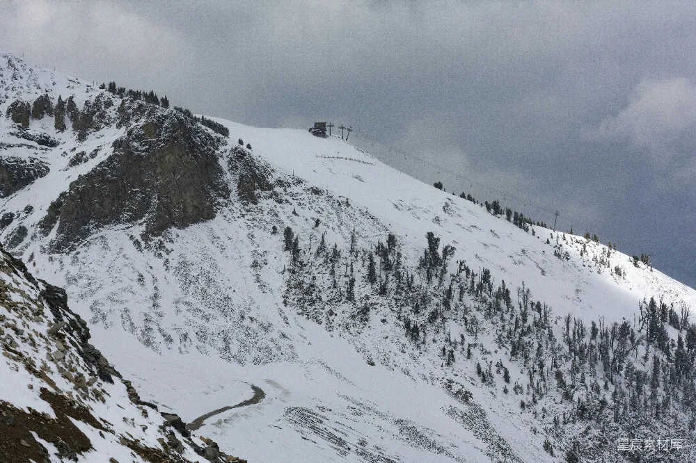 高清摄影 雪山 冬季 自然风光 户外运动 滑雪 雪山与滑雪缆车