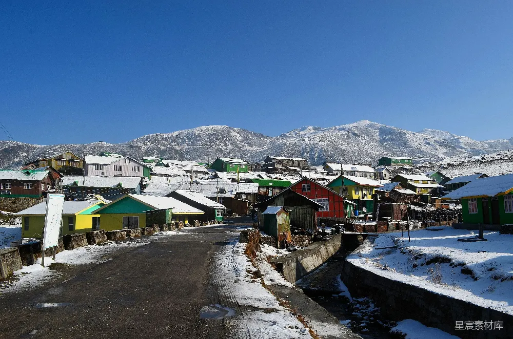 高清摄影 村庄 雪山 冬季 自然风光 宁静 雪后的多彩村庄
