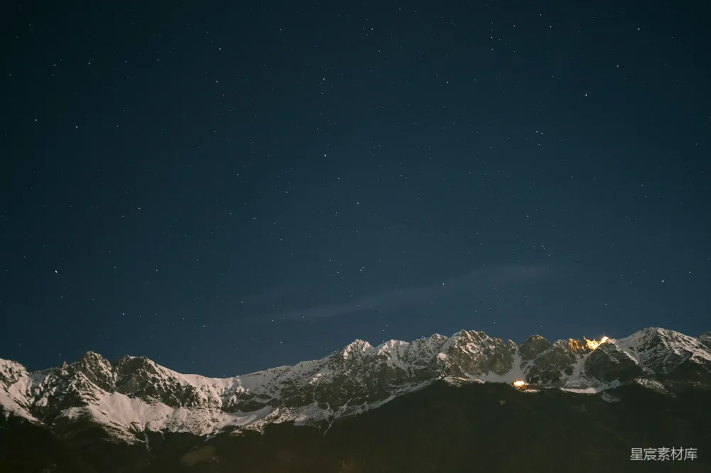 高清摄影 雪山 夜景 星空 自然风光 宁静 星空下的雪山