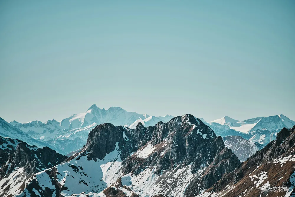 高清摄影 雪山 自然风光 户外探险 宁静 极简 雪山与蓝天
