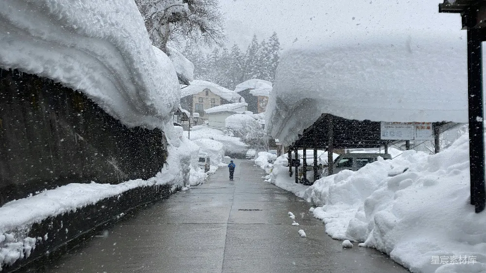 高清摄影 雪景 冬季 宁静 自然风光 城市 雪后静谧的小镇街道