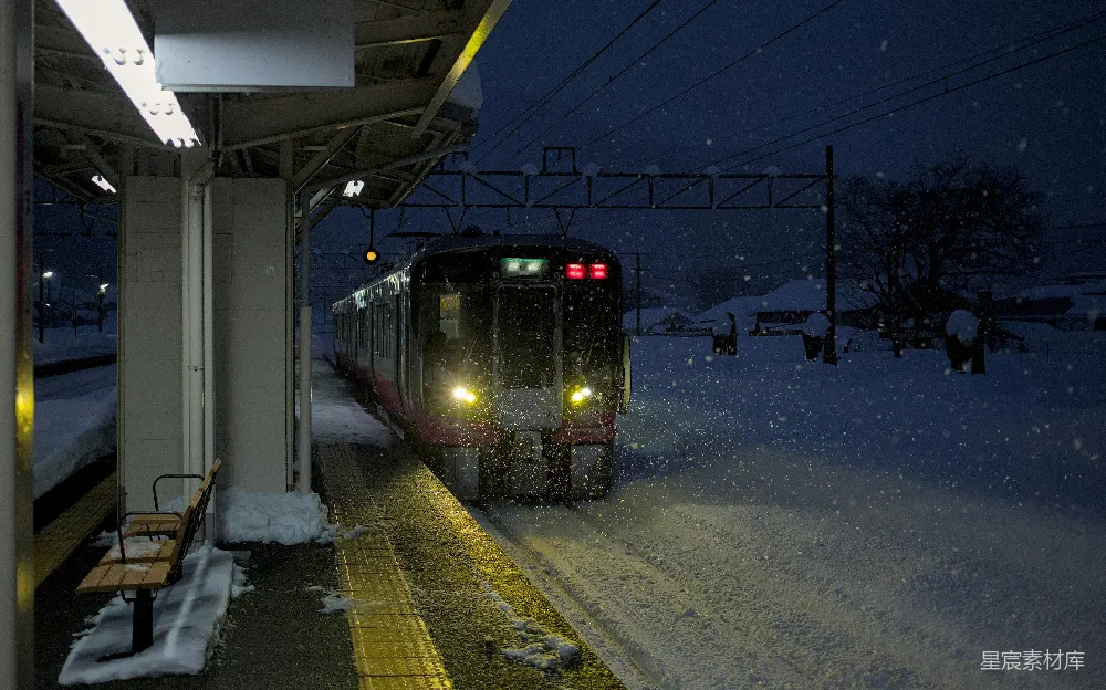 高清摄影 雪景 列车 夜晚 静谧 冬日 雪夜的列车