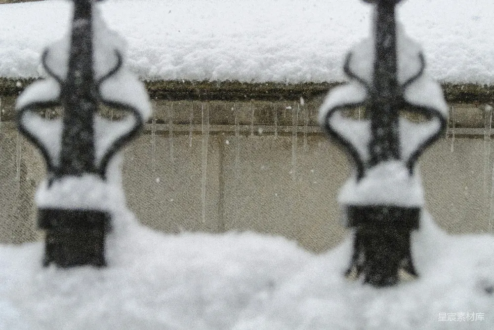 高清摄影 雪景 铁艺栏杆 冬季 自然风光 冰柱 雪后铁艺栏杆与冰柱