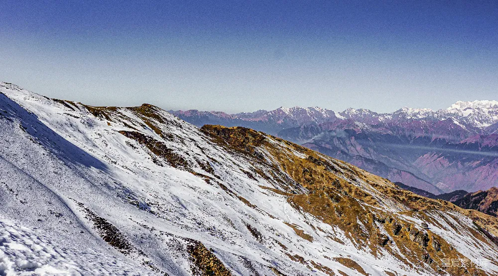 高清摄影 雪山 自然风光 户外探险 冬季美景 壮丽山景 雪山之巅的壮丽景色