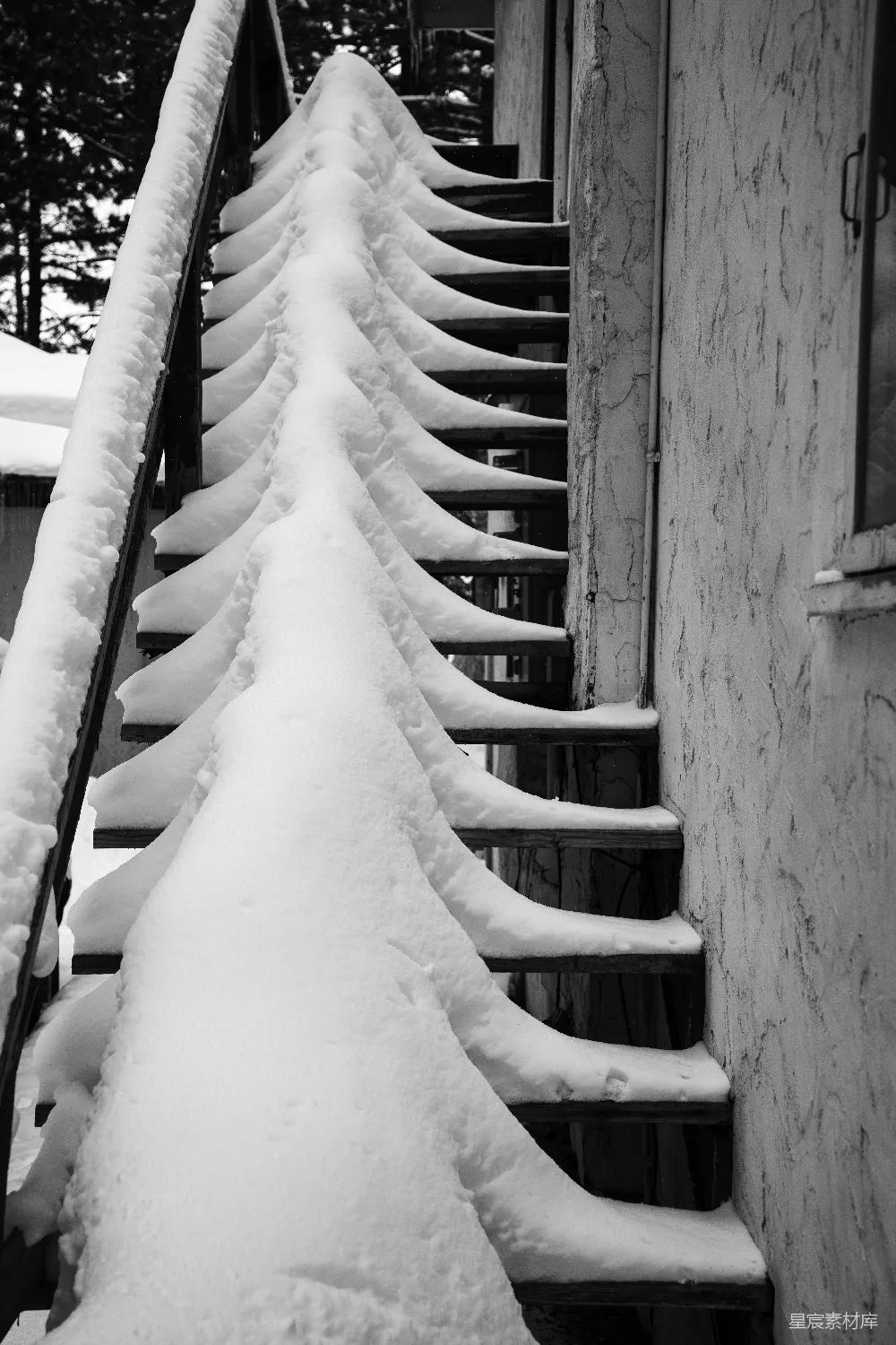 高清摄影 雪景 黑白摄影 冬季 建筑细节 自然之美 雪覆盖的木制楼梯